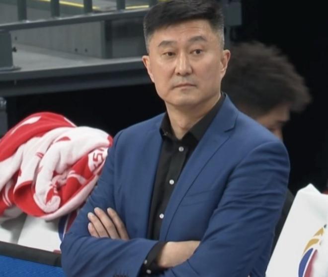 官方:杜锋突发不适已经就医,今晚由助教拉科维奇暂代指挥